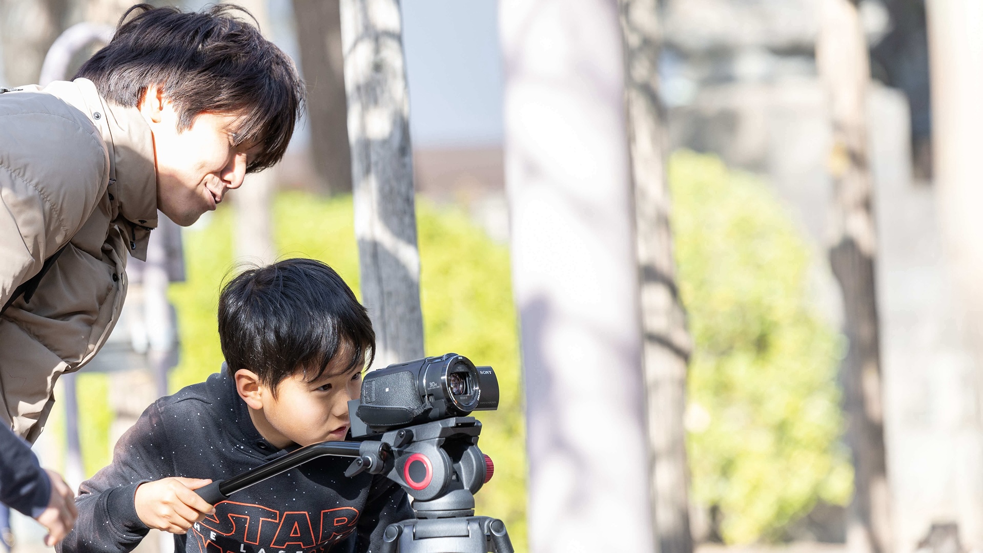 男の子がパソコン画面を見ている