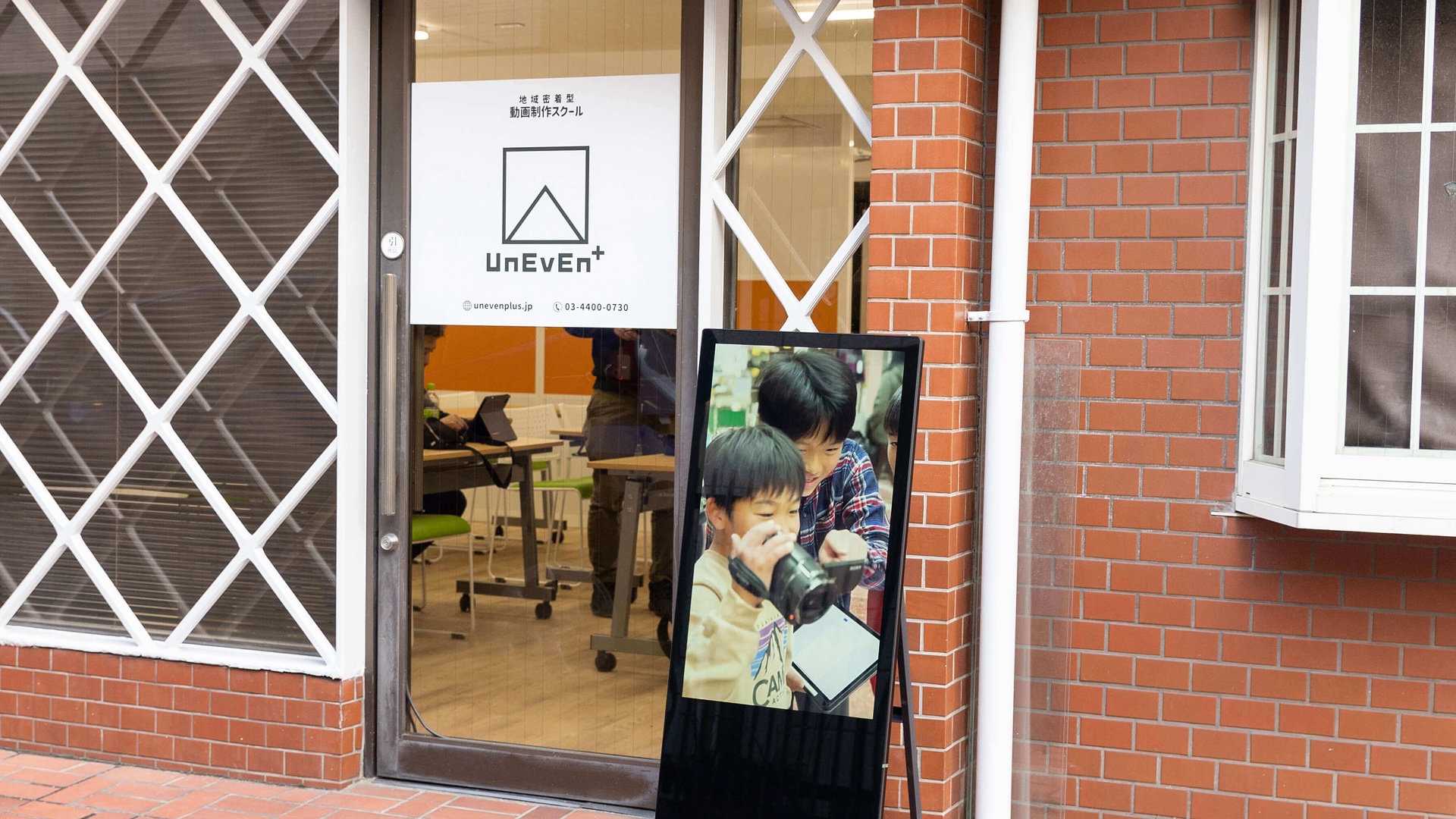 男の子が商店街を撮影している