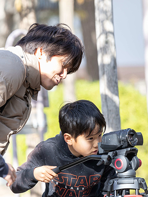 男の子がパソコン画面を見ている